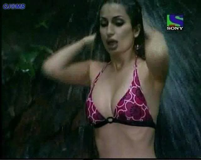 Negar Khan takes bath in the Jungle in a bikini - IJSMB 3.8.09